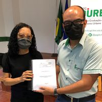 Luzia Sobrinho entrega seu artigo em braile ao Diretor Geral João Bosco Lima Beraldo